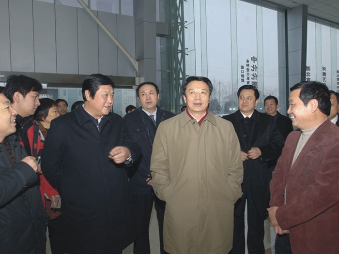 时任中华全国供销合作总社党组书记王君（前排右二）到青青草短视频APP集团调研