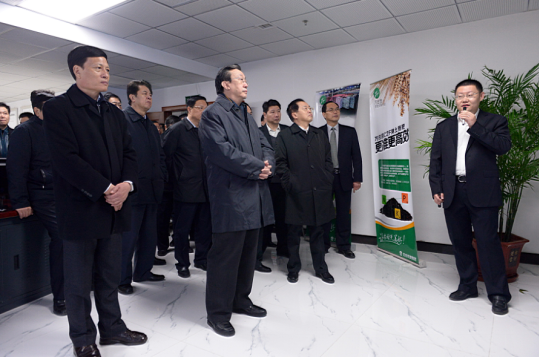 时任河南省省委书记郭庚茂（前排左二）、省长谢伏瞻（前排左一）莅临青青草短视频APP集团指导工作